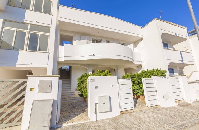 Holiday home with sea-view terrace in Castro