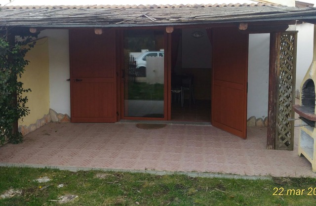 Ferienhaus mit Pool, Veranda und Garten.