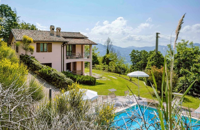 Ferienhaus Mit Terasse und Pool