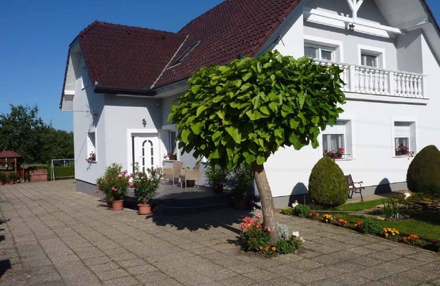 Ferienhaus mit Whirlpool, großem Gartenpavillon, Klimaanlage und WLAN