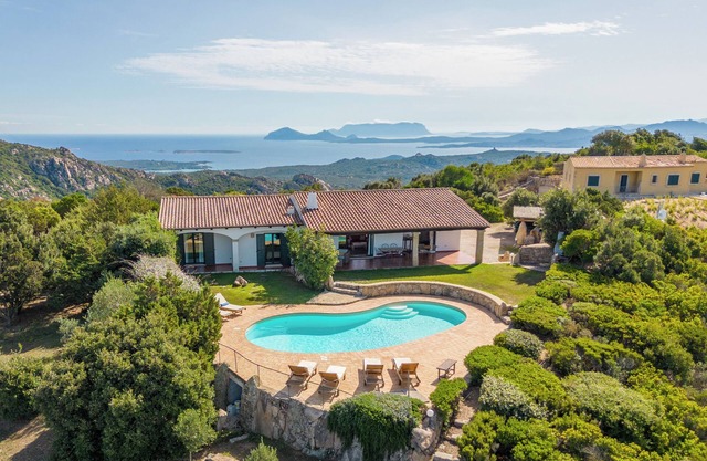 Ferienhaus mit WLAN, Pool, Garten und Meerblick; Parkplatz vorhanden