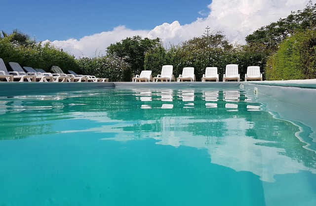 Ferienhäuser mit Pool und Garten, in der Nähe zum Meer und sehr gut verbunden .......