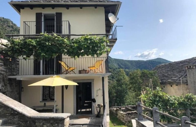 Ferienhaus Borgnone für 1 - 6 Personen mit 3 Schlafzimmern - alleinstehendes Ferienhaus