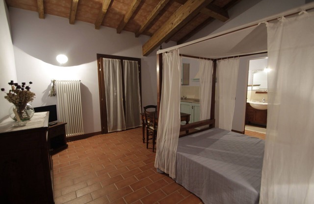 Ferienhaus am Ufer des Flusses Po und von grünen in Emiliana umgeben