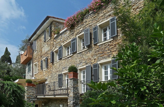 Ferienhaus in ruhiger Lage, Meerblick, Pool, Gartenterrasse, Dachterrasse