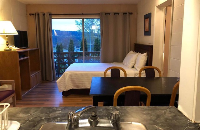 Holiday House Motel