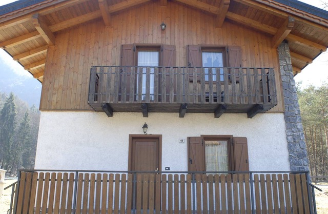FERIENHAUS MIT GRÜN Ein paar Meter von LEDROSEE UMGEBEN