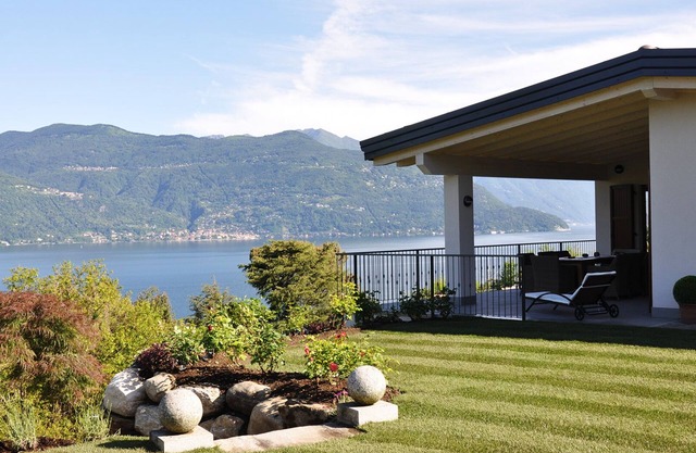 Ferienhaus mit fantastischem Seeblick und großem privaten Garten in Seenähe