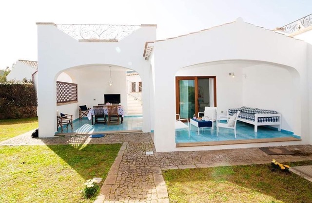 FerienHaus mit Garten 400 Meter vom Strand von Porto Ainu entfernt