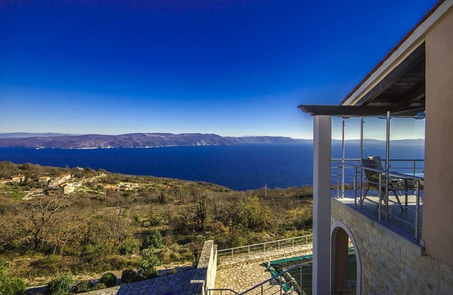 Ferienhaus mit traumhaften Meerblick und Pool