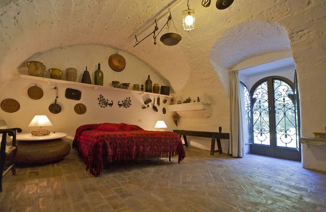 "SLEEP IN HISTORY": Familiensuite im Erdgeschoss mit historischem Mobiliar, Menhir