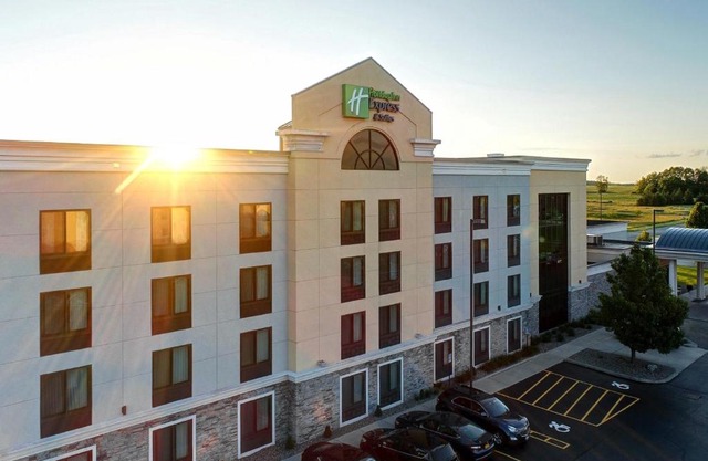 Holiday Inn Express and Suites Batavia by IHG