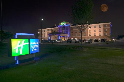 Holiday Inn Express and Suites Detroit North-Troy by IHG