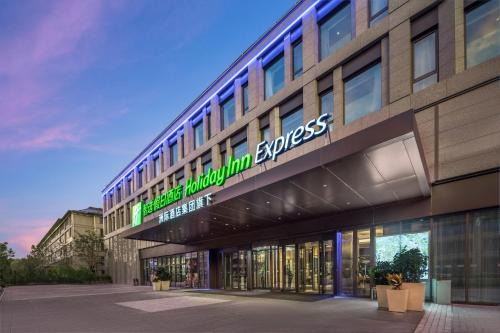 Holiday Inn Express Beijing Zhongguancun Tech Park by IHG l Next to Yuanmingyuan Park & Beijing Sport University l Taxi 10 Minutes to Summer Palace & Peking University & Tsinghua University l 20 Minutes to Badaling Great Wall by High-speed Railway