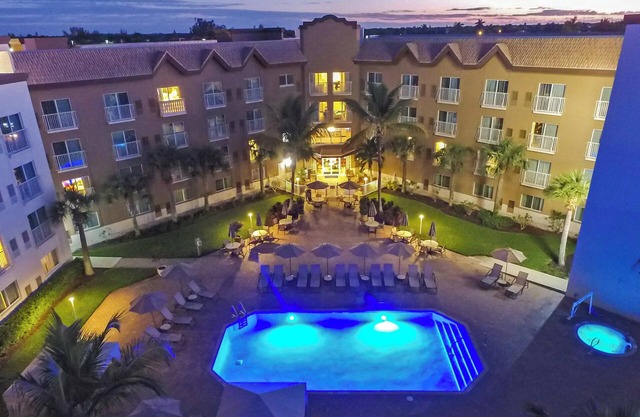 Holiday Inn Express & Suites Naples Downtown - 5th Avenue by IHG