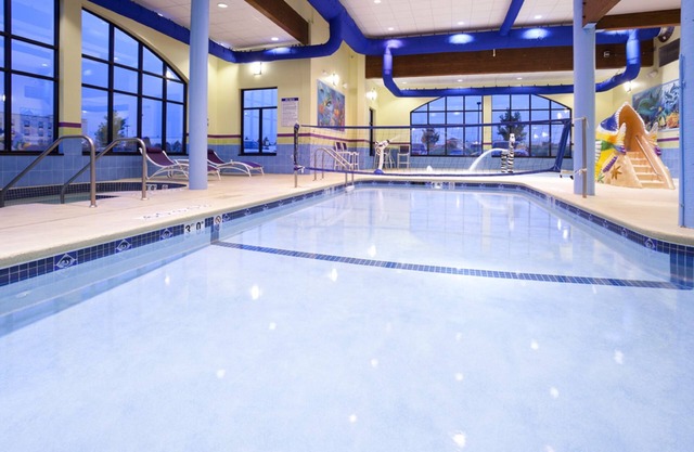 Holiday Inn Express Hotel & Suites Rogers by IHG