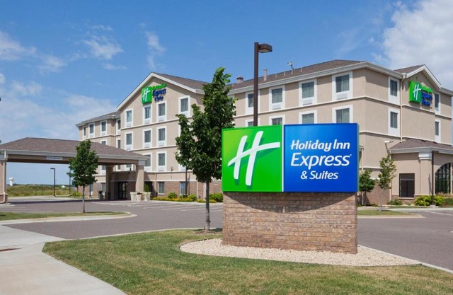 Holiday Inn Express Hotel & Suites Rogers by IHG