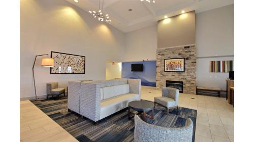 Holiday Inn Express Hotel & Suites Milwaukee Airport by IHG