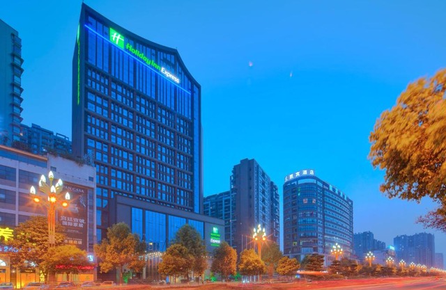 Holiday Inn Express Leshan City Square by IHG High Speed Rail and Leshan Giant Buddha