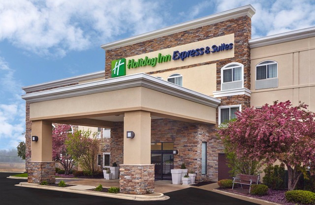 Holiday Inn Express & Suites Chicago-Libertyville by IHG