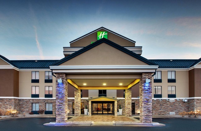 Holiday Inn Express & Suites - Interstate 380 at 33rd Avenue by IHG