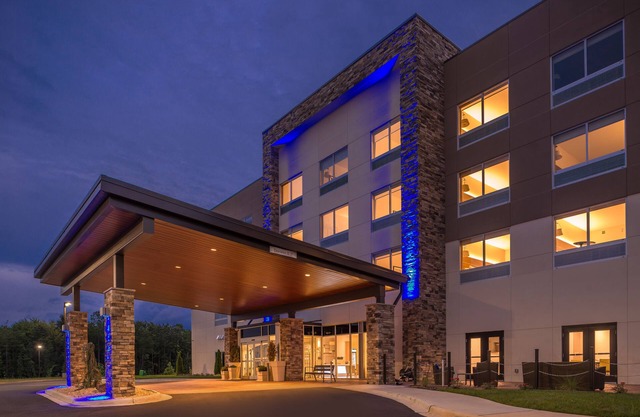 Holiday Inn Express & Suites Farmville by IHG