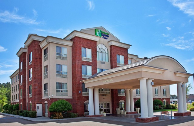 Holiday Inn Express & Suites W. Monroe by IHG