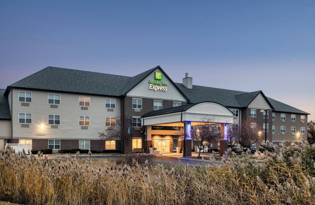 Holiday Inn Express & Suites Green Bay East by IHG