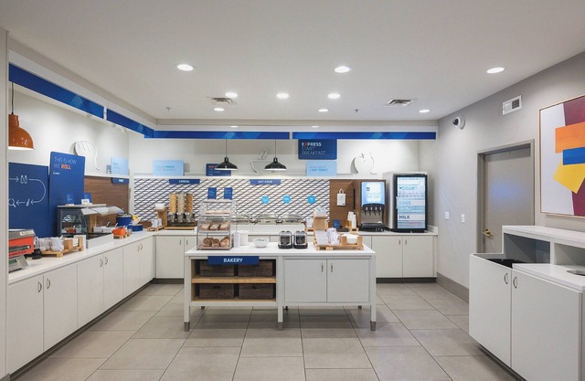 Holiday Inn Express & Suites Marquette by IHG