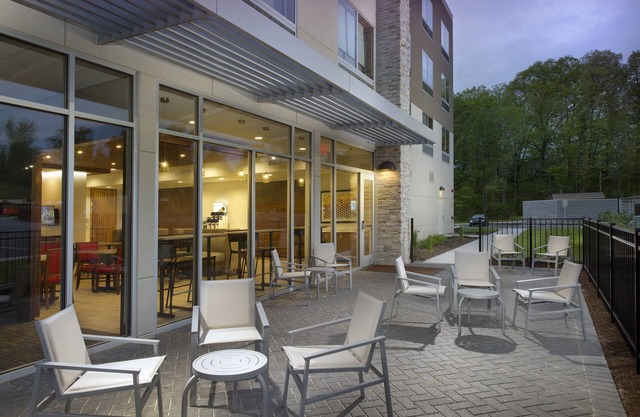 Holiday Inn Express & Suites Altoona by IHG