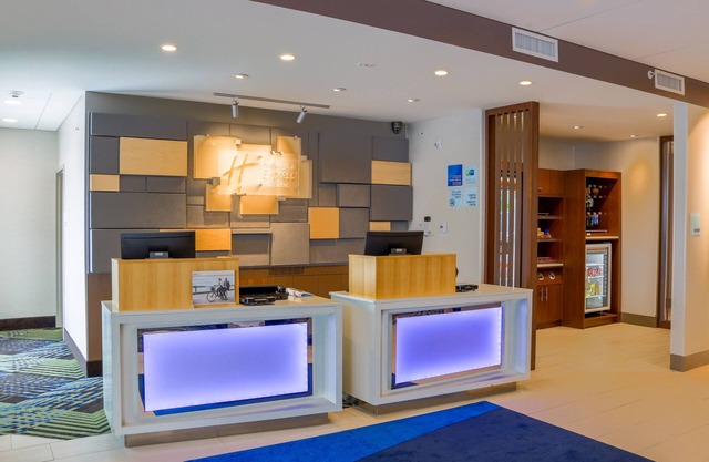 Holiday Inn Express & Suites Detroit Northwest - Livonia by IHG