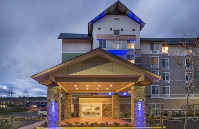 Holiday Inn Express & Suites Seattle South - Tukwila by IHG