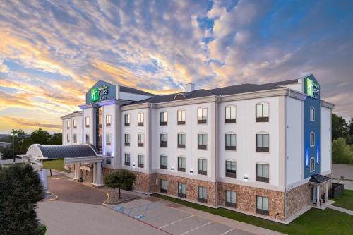 Holiday Inn Express & Suites - Denton North by IHG