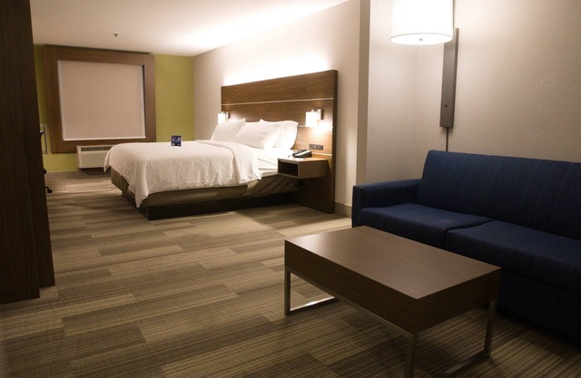 Holiday Inn Express & Suites Douglas by IHG