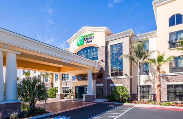 Holiday Inn Express & Suites Eureka by IHG