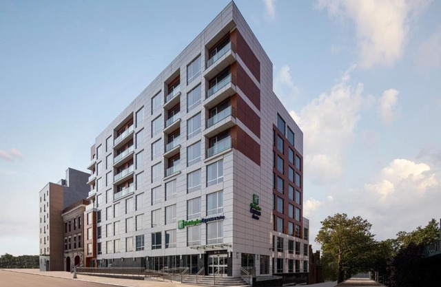 Holiday Inn Express & Suites Woodside LaGuardia Airport