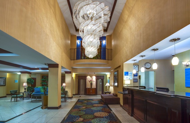 Holiday Inn Express Tower Center by IHG