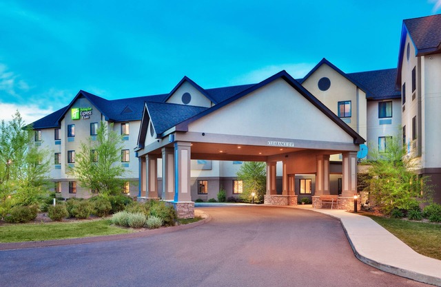 Holiday Inn Express & Suites Bradley Airport by IHG
