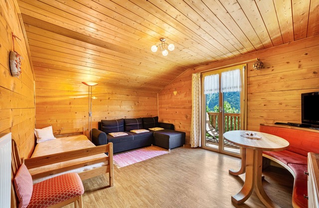 Ferienwohnung 'Almbergerhof Wohnung Hirzer' mit Bergblick und Balkon