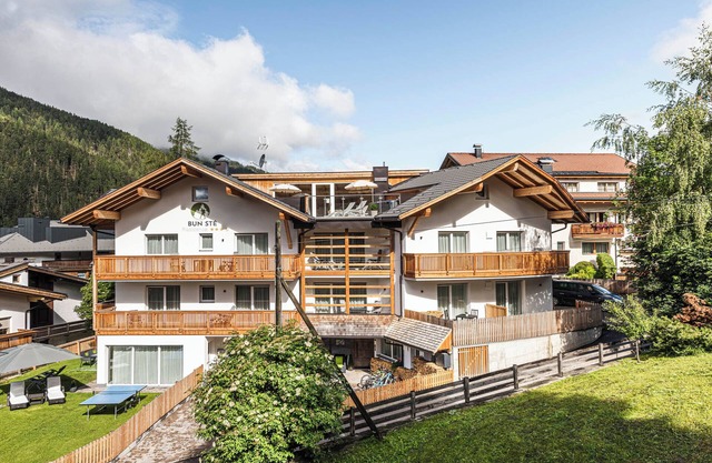 Ferienwohnung "Ön Residenz Bun Sté" mit Bergblick, Whirlpool, Sauna & Garten