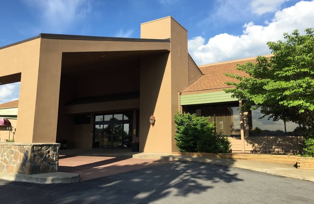 Holiday Lodge Hotel & Conference Center