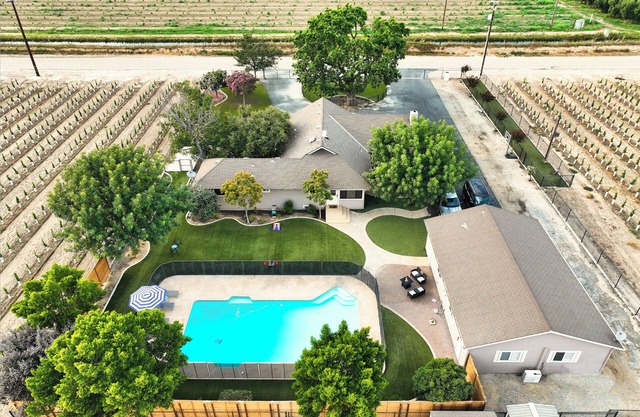 Holiday Modern Pet-Friendly Farmhouse, Pool, Games, Sleeps 8, 3/2 w/Basement