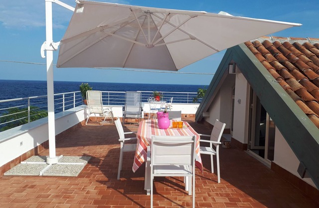 URLAUB AUF DEM MEER, ERSTAUNLICHER BLICK IN EINER NEUEN, VOLL AUSGESTATTETEN WOHNUNG VON 100 MQ