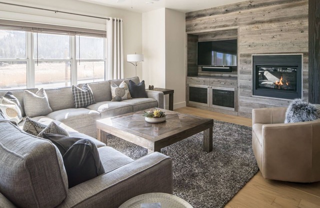 Summer Stays Available! Modern Townhouse Near Town Center with a Private Hot Tub