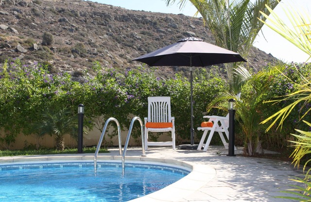 Ferienvilla in der Bucht von Pissouri, privater Pool, angelegter Garten. Gratis Wifi.