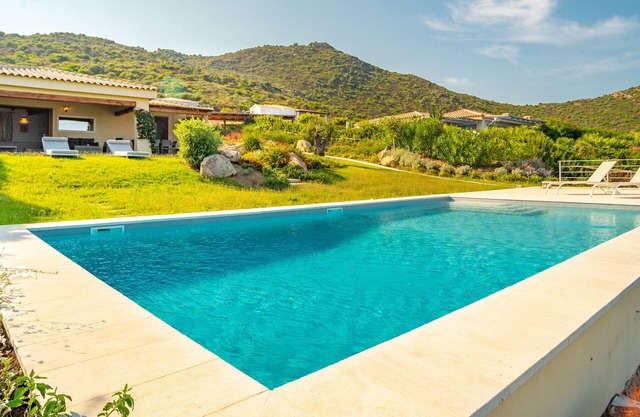 Ferienvilla Basmah mit Meerblick, Pool, WLAN & A/C