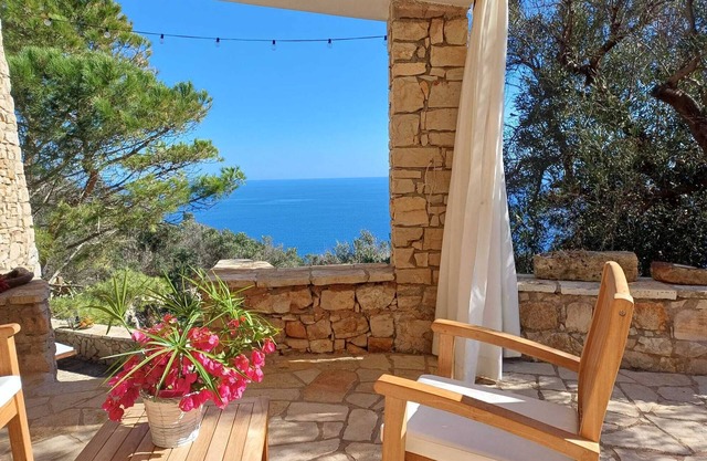 FERIENVILLA AM MEER MIT EXKLUSIVEM GARTEN VON 3000 QM