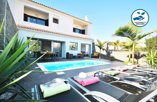 CONTEMPORARY VILLA W/ PRIVATE HEATABLE POOL, BBQ, WI-FI, 15 MIN FROM CITY CENTER