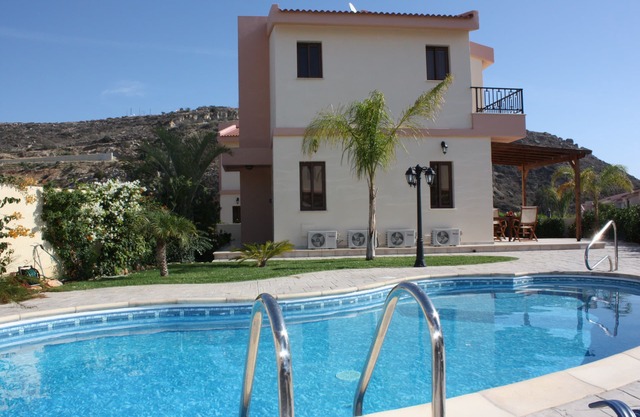 Athina Villa. Ferienvilla mit privatem Pool und angelegtem Garten. W-lan