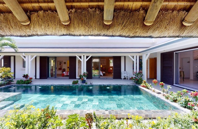 Moderne Luxusvilla, privater Garten in einer sicheren Residenz.
